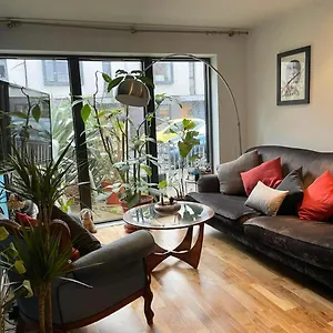 Homestay Eclectic East Hideaway With En-suite, London