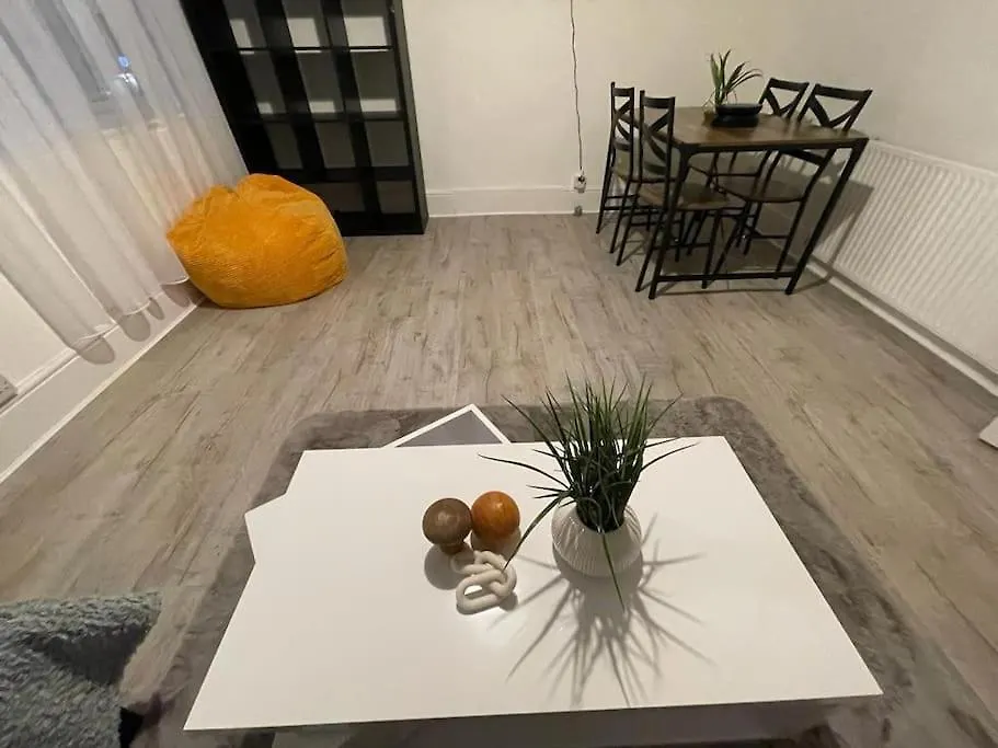Stunning 2 Bedroom On Tower Bridge London