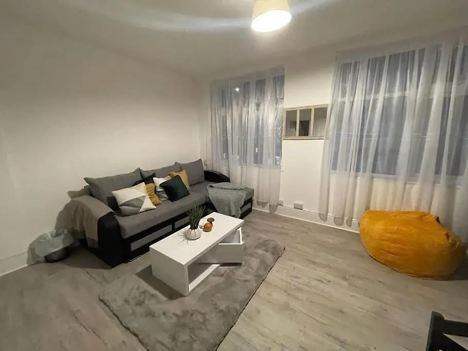Stunning 2 Bedroom On Tower Bridge London